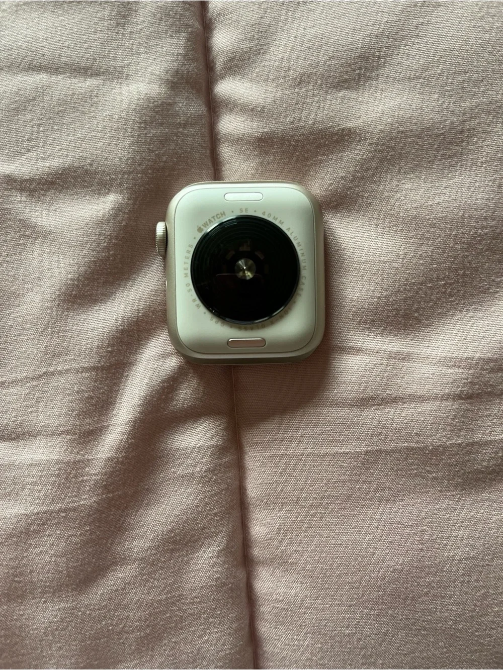 Apple Watch SE 3 in White with Magnetic Charger